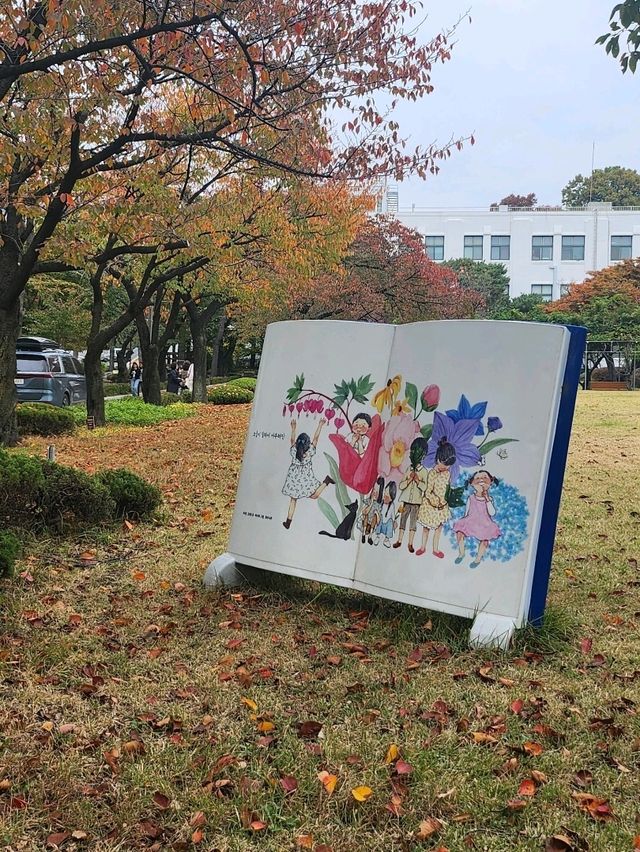 야외에서 편안하게 누워서 책을 읽을수있는 정독도서관📚