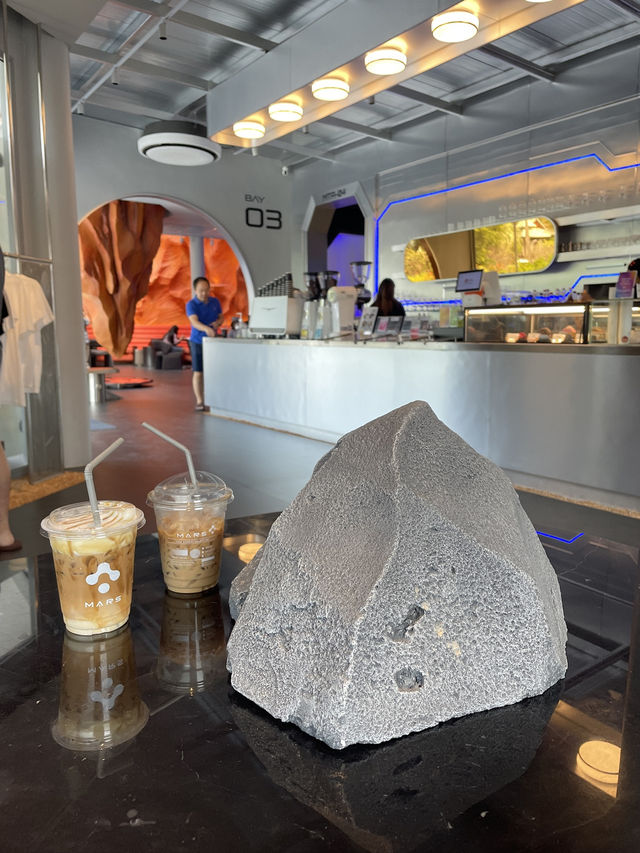 MARS PATTAYA คาเฟ่ธีมอวกาศ