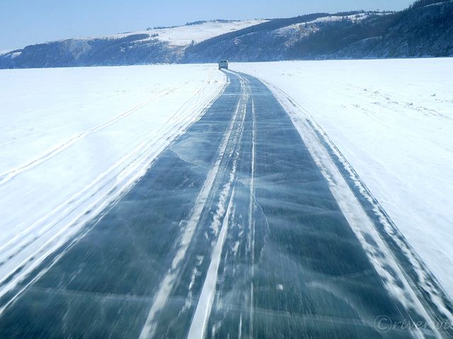 【ロシア】世界最大級の御神渡り！氷が割れるバイカル湖