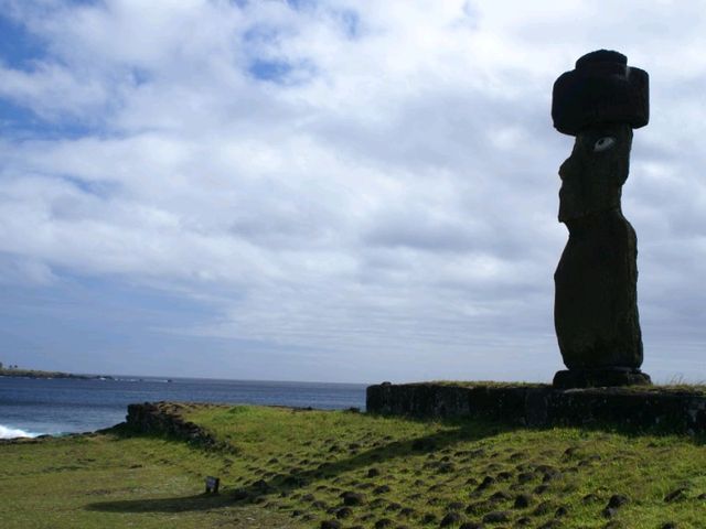 【チリ・イースター島】ミステリーの巨大顔が勢ぞろい！「アフ・トンガリキ」