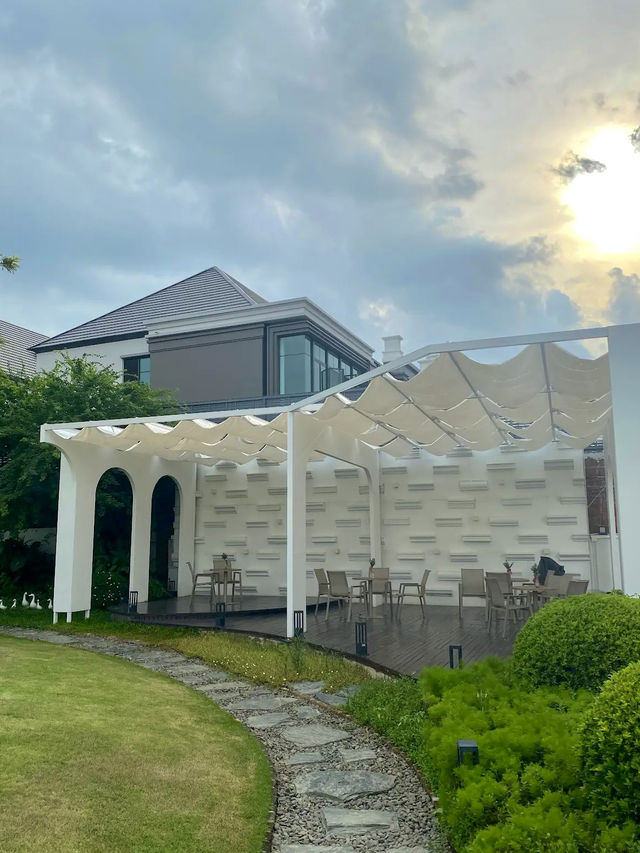 White line restaurant & cafe