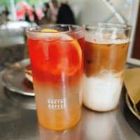 裝修簡潔好chill嘅咖啡店☕️