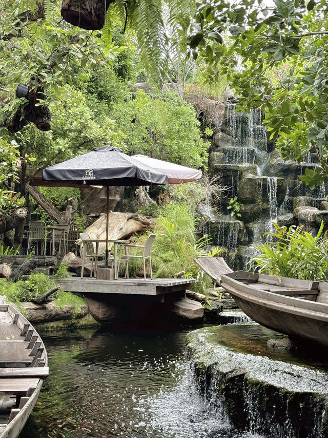 คาเฟ่ที่ฉะเชิงเทราทำถึง เอาน้ำตกวางไว้กลางคาเฟ่!!!
