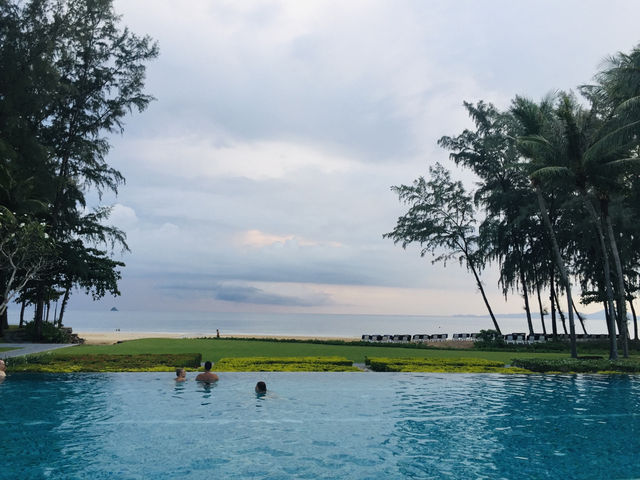Dusit Thani Krabi Beach Resort ที่พักหรู ติดทะเล
