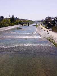 京都｜歷史悠久的鴨川四条大橋 