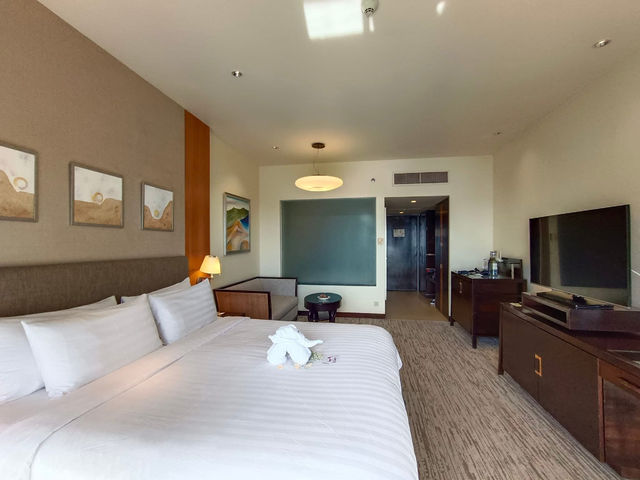 “Sunset Luxury by the Sea: A Slice of Paradise at Shangri-La Tanjung Aru”