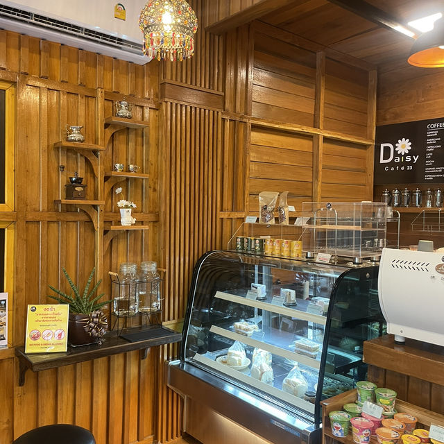 Daisy Cafe คาเฟ่ติดริมถนน บรรยากาศดี 