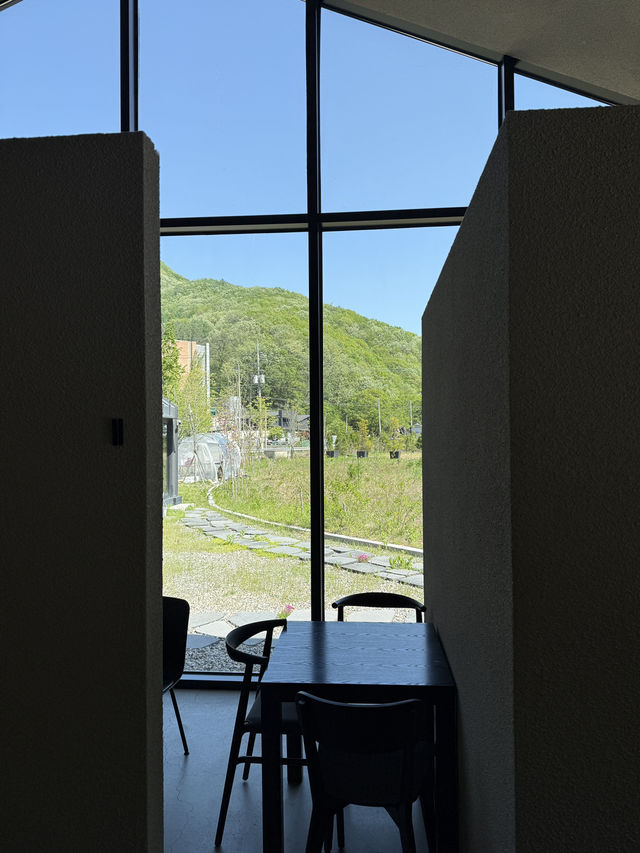 액자같은 풍경을 보며 커피한잔..☕️🤎