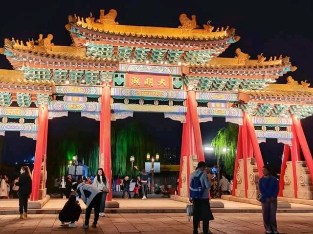 大明湖走一圈，超然樓拍點燈