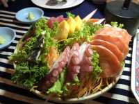 川を彩る素敵な料理🍽️🥂と風景🏞️と生演奏🎷🎸