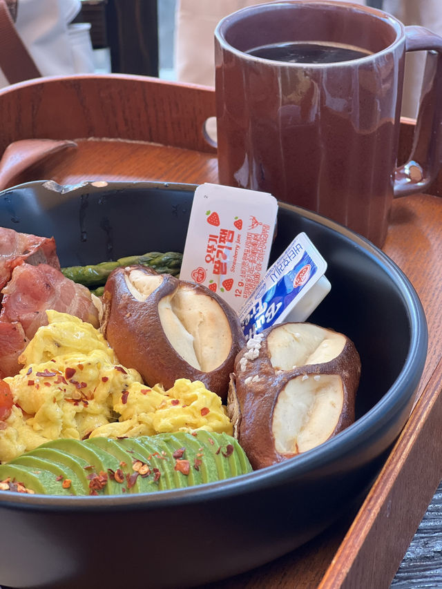 🍂 “작지만 깊은 계절의 맛 – 삼각지 감성카페 ‘도토리’” 