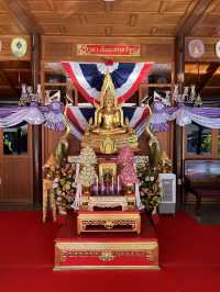 หลวงพ่อโต (Wat Intharawihan)