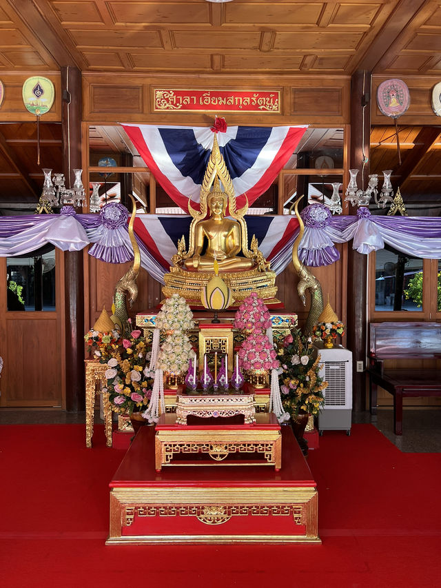 หลวงพ่อโต (Wat Intharawihan)