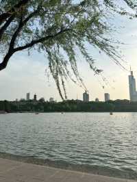 เดินเล่นยามเย็นที่ Xuanwu Lake