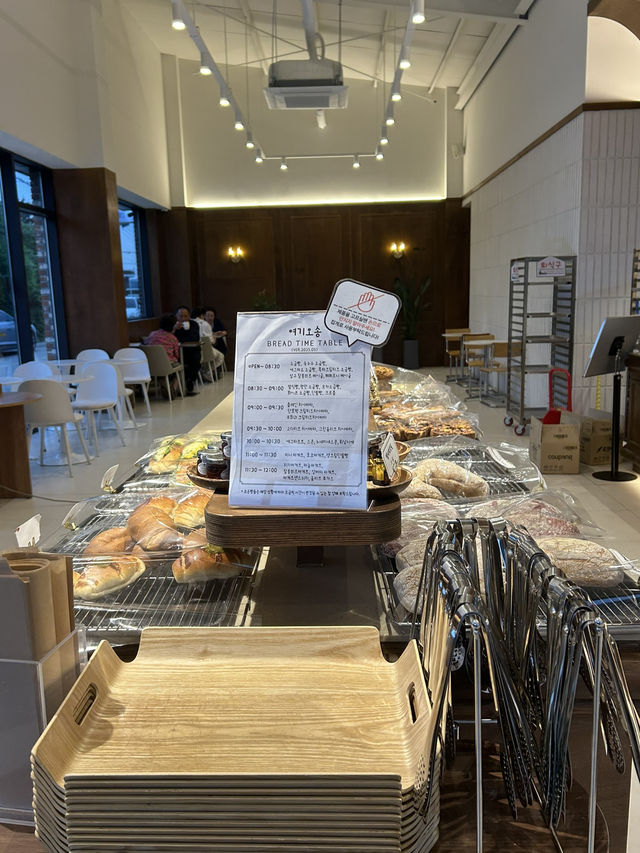 🍞 아침 햇살과 함께하는 베이커리 카페, 여기오송