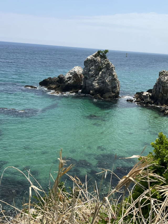 추암 해변 바위들과 바다