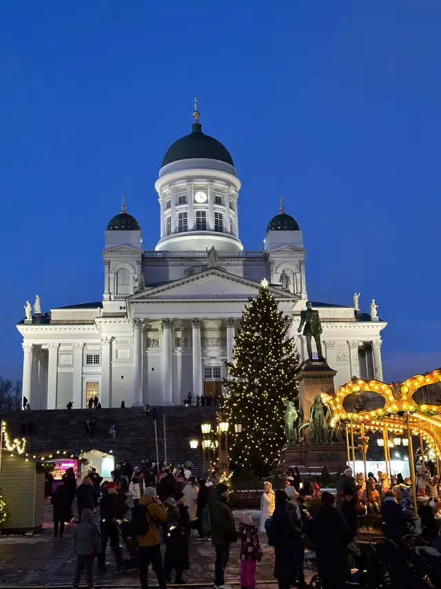 A Perfect Day in Helsinki: Cathedrals, Saunas & Blueberry Pie by the Sea