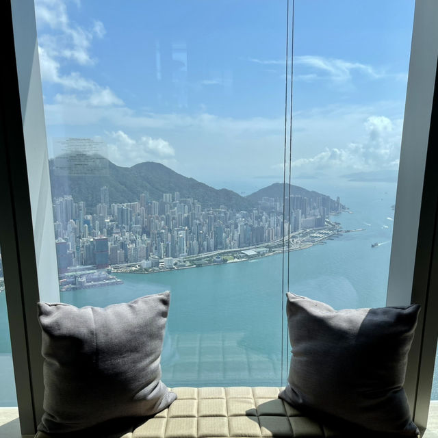 香港麗思卡爾頓酒店-環球貿易廣場頂端，傲踞維港之巔