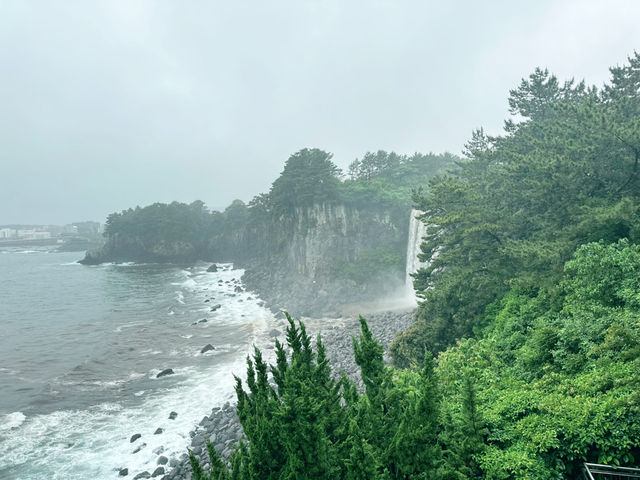 🌧️ 비내리던 날 ‘정방폭포’