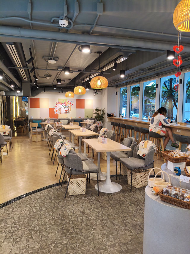 曼谷｜被店門口的狗狗吸引進去，卻意外發現一家日式甜點小宇宙，溫柔可愛到不想離開！