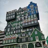📍 Why Visit in Summer? Just 15 minutes from Amsterdam, Zaandam blends iconic Zaanse Schans windmill