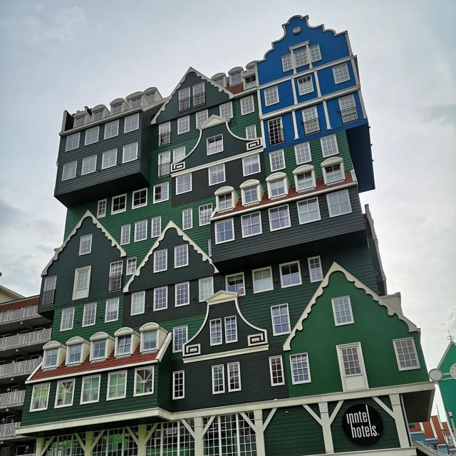 📍 Why Visit in Summer? Just 15 minutes from Amsterdam, Zaandam blends iconic Zaanse Schans windmill