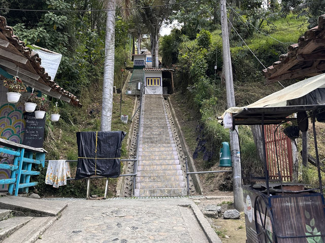 【Mirador de Salento｜街と谷を一望する冒険階段の頂】