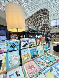 【韓国🇰🇷女子旅】ど迫力の図書館📚旅の記念の一冊に出会おう 【별마당 도서관・星広場図書館】 （ピョルマダントソグ
