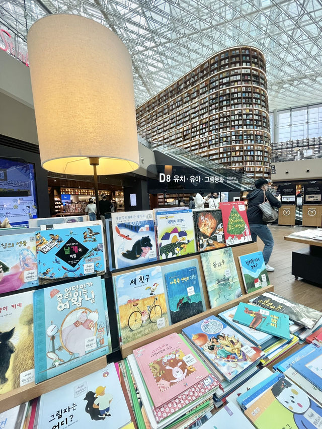 【韓国🇰🇷女子旅】ど迫力の図書館📚旅の記念の一冊に出会おう 【별마당 도서관・星広場図書館】 （ピョルマダントソグ