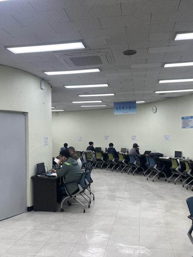 부산 오르막 끝에 있는 중앙도서관 
