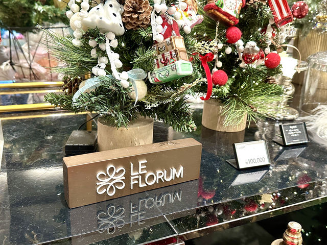 화려한 트리 소품과 장식물을 살 수 있는 Le Florum