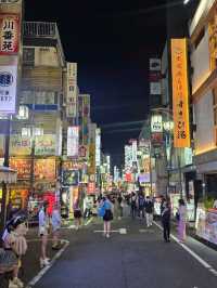 Unleashing Tokyo's Shinjuku magic ✨👏! 🐱💕 Foodie heaven, Godzilla's roar, and kindness galore❤️.