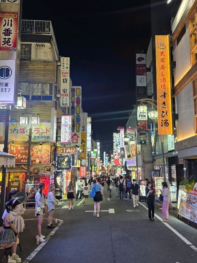 Unleashing Tokyo's Shinjuku magic ✨👏! 🐱💕 Foodie heaven, Godzilla's roar, and kindness galore❤️.
