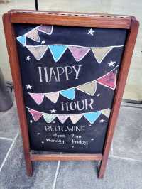 Étoile Bistro: Chic Spot for Coffee, Pastries & Afternoon Indulgence 