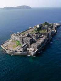 ⛴️廃墟に眠る記憶。軍艦島で“生きた歴史”に触れる旅へ🏚️ 長崎港からフェリーで約30分。 「軍艦島（端島）」は、かつ