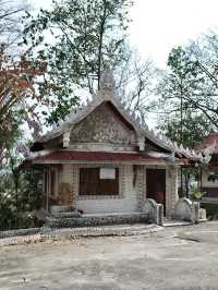 ชวนเที่ยวโบสถ์สีขาวที่ประดับด้วยเปลือกหอยนับล้าน