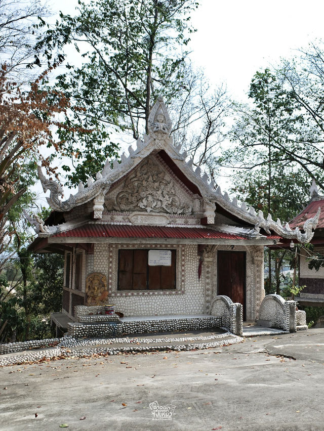 ชวนเที่ยวโบสถ์สีขาวที่ประดับด้วยเปลือกหอยนับล้าน