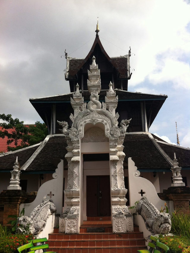วัดเจดีย์หลวงวรวิหาร วัดเก่าที่ห้ามพลาด