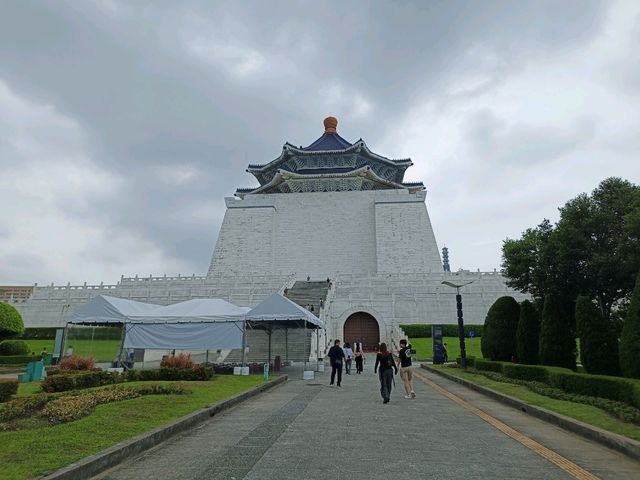 自由的足跡，歷史的回聲，自由廣場之行。
