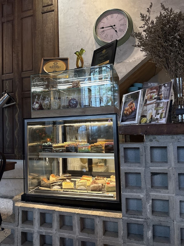 Leaf & Co. Cafe , Nostalgia and Nasi Lemak in Chinatown KL