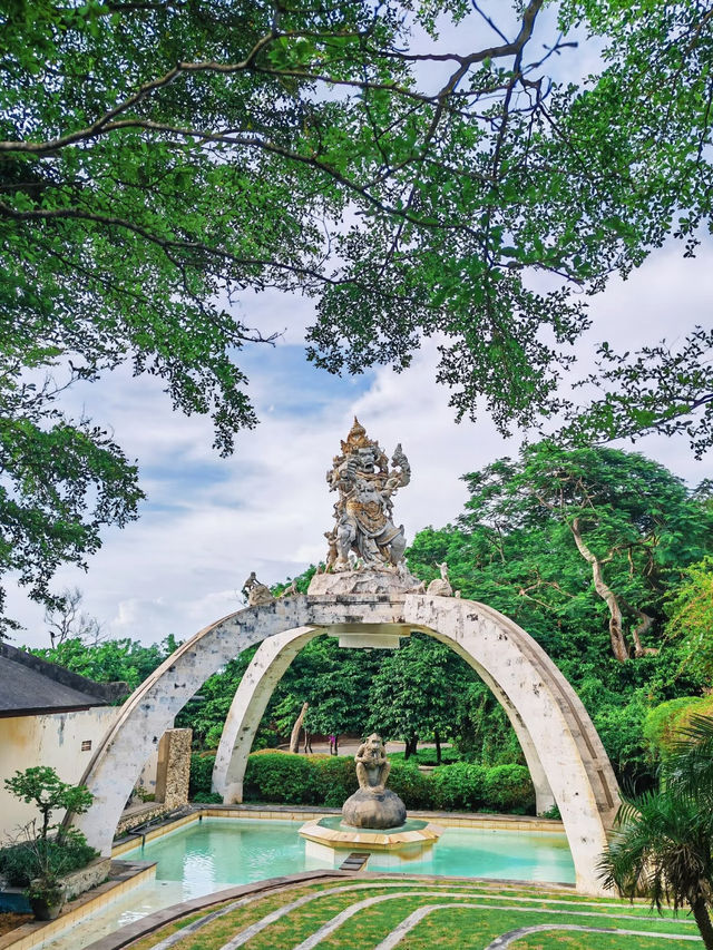 🇮🇩 Discover the Magical Energy of Uluwatu Temple on a Budget!