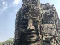 【アンコール・トム｜カンボジア・シェムリアップ 「石の顔に見つめられる古代都市。王の都の圧倒的スケール」】