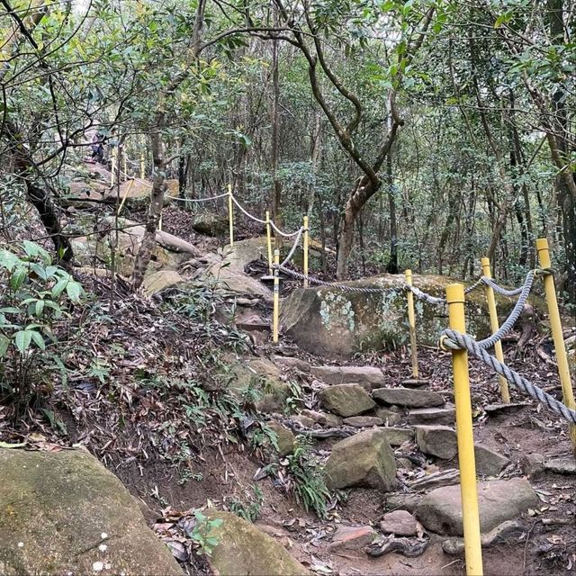 Urban Views and Unique Rock Formations at Jinmian Mountain and Scissors Rock