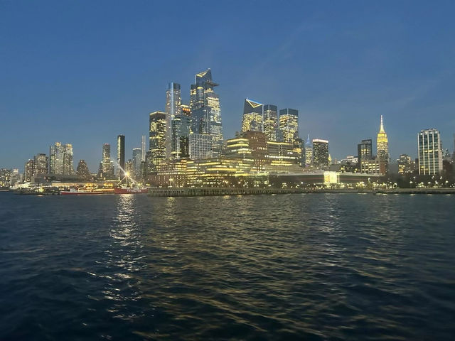 🌌 曼哈頓的夜晚,是夢與現實交疊的縫隙 🌌 曼哈頓的夜晚,是夢與現實交疊的縫隙