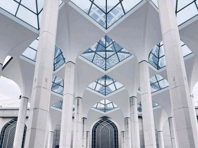 Masjid Sultan Salahuddin Abdul Aziz Shah: The Blue Mosque of Malaysia 🕌✨