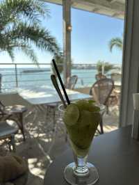 🌊 沖繩美國村 Seaside Cafe Hanon：芒果菠蘿鬆餅與海景的夢幻午後！🥞🌴