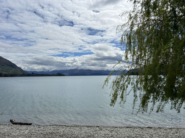   《雪山與湖水的交響：Lake Wānaka》 🏔️💙