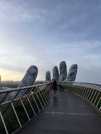 สะพานมือยักษ์ Golden Bridge