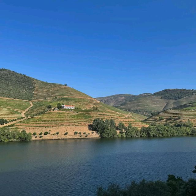 Rio Douro A River of Beauty and Tradition Rio Douro A River of Beauty and Tradition