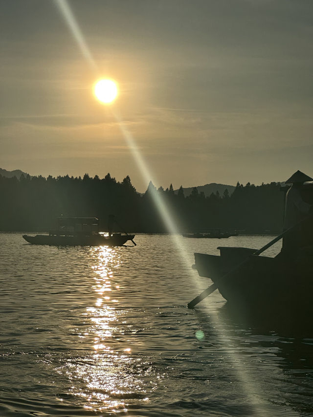 🇨🇳Fan in Hand, Breeze on My Face: West Lake Moments